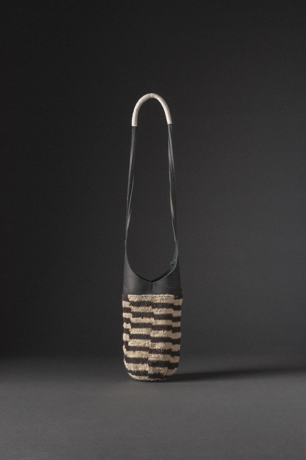 Bolso ZIZI ZAKU en cuero de origen regenerativo con base de tejido arhuaco en lana de oveja, pieza artesanal colombiana de Tigre de Salón