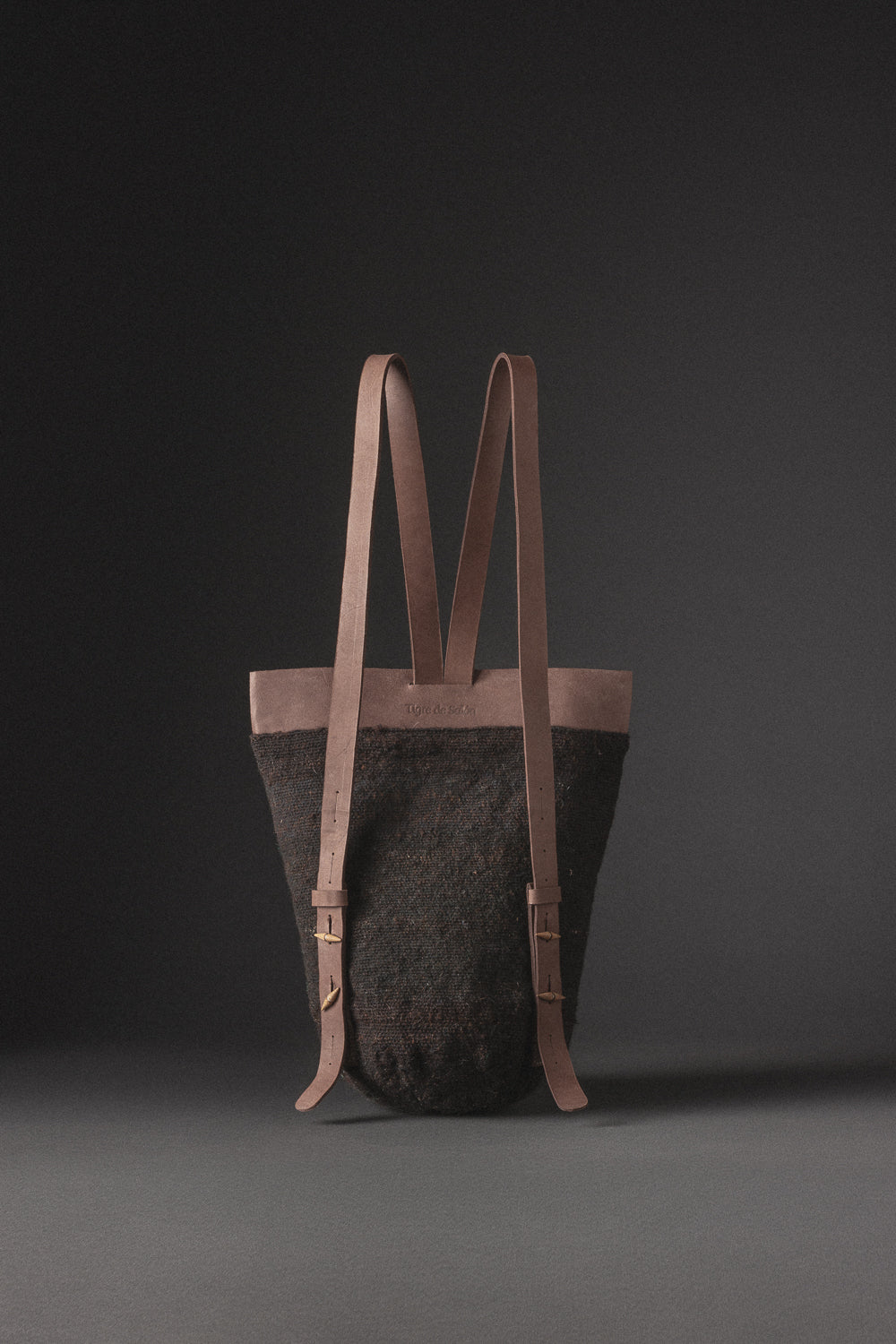 Ka'a - mochila arhuaca con cuero regenerativo