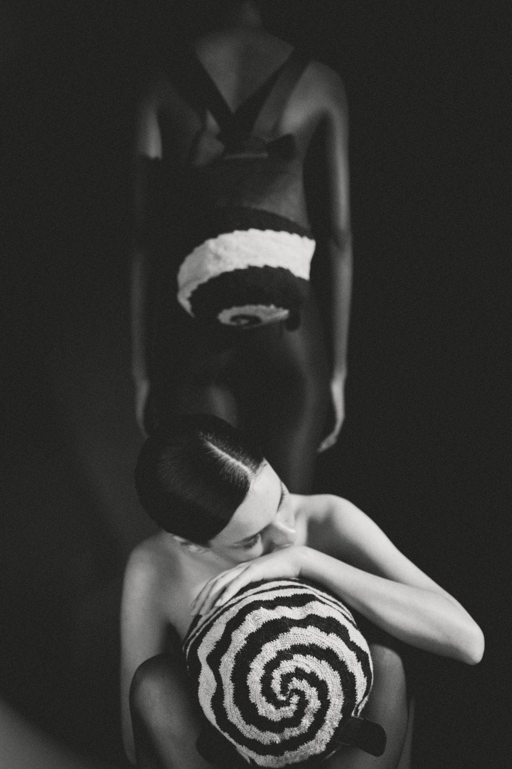 Mochila IWA en color negro con símbolos tradicionales arhuacos, pieza de artesanía colombiana.