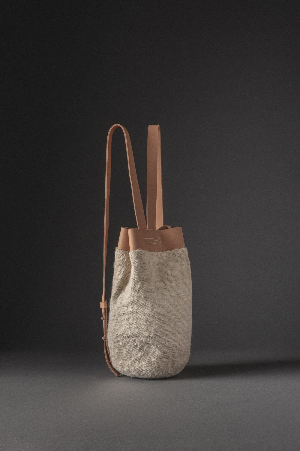 Ka'a - mochila arhuaca con cuero regenerativo