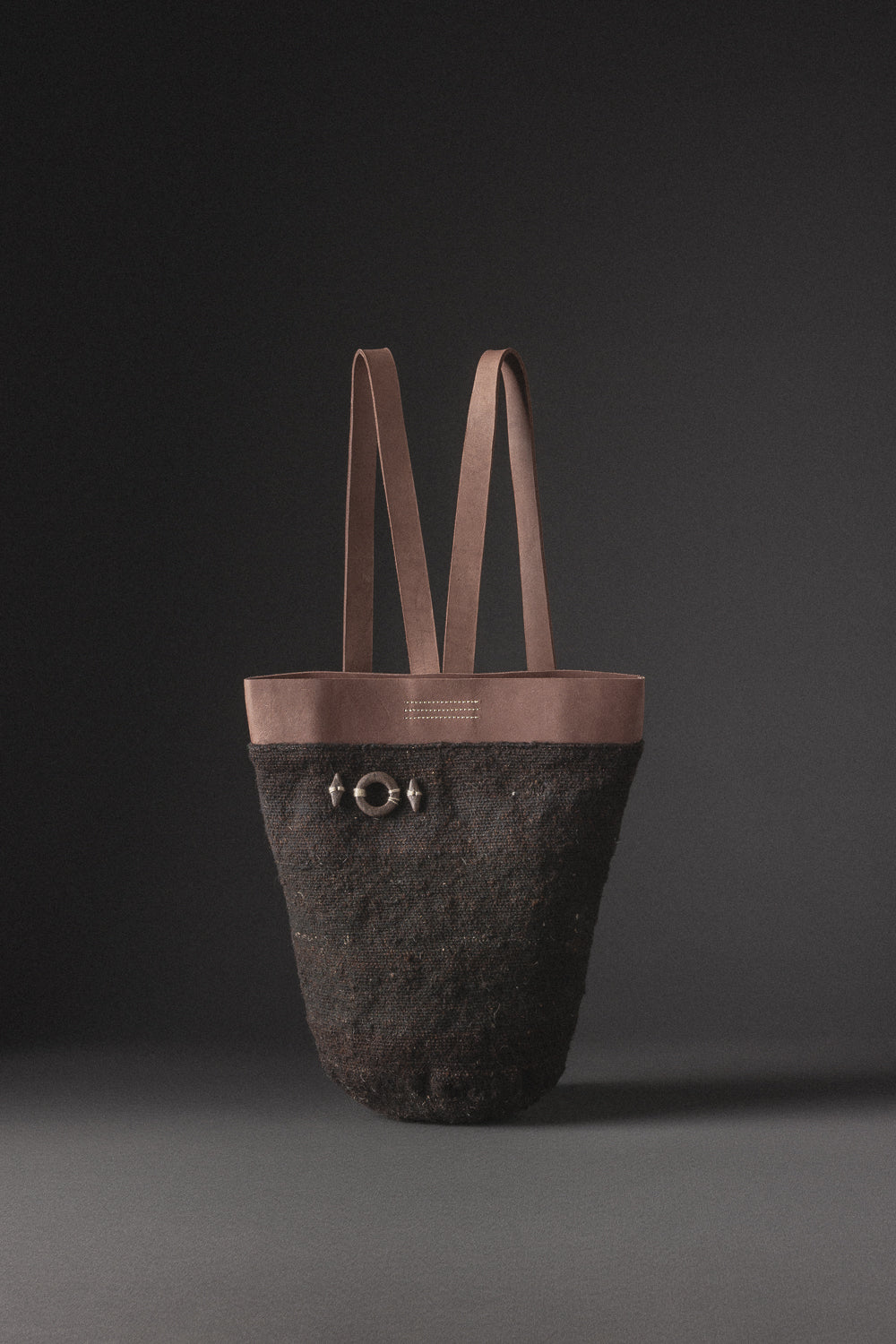 Ka'a - mochila arhuaca con cuero regenerativo