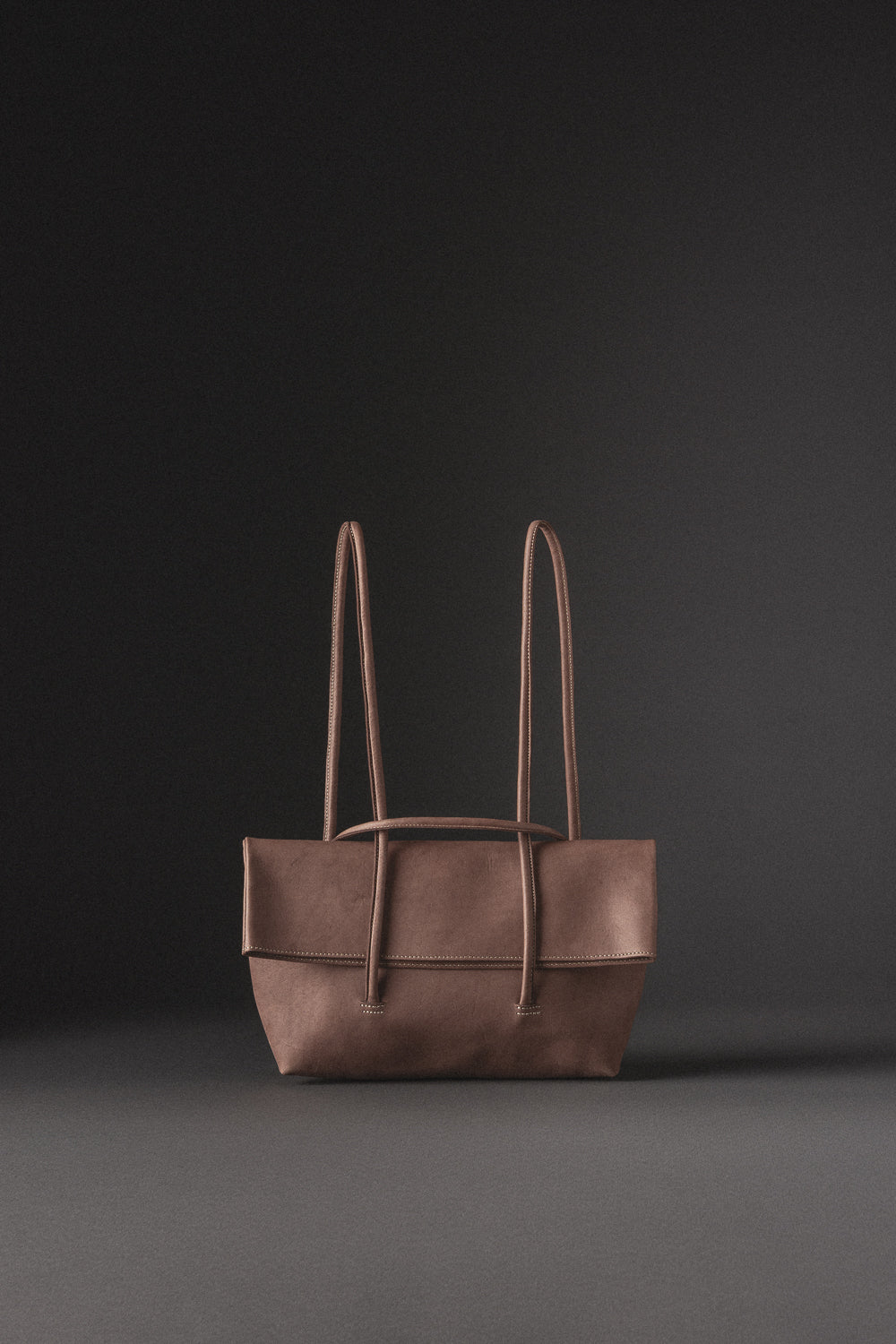 Mochila Universal en cuero marrón, diseño artesanal colombiano hecho a mano