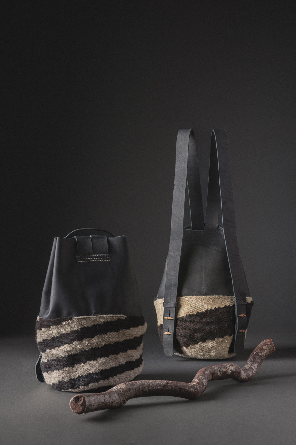 Mochila hecha a mano en tejido arhuaco y cuero regenerativo, diseño artesanal colombiano.