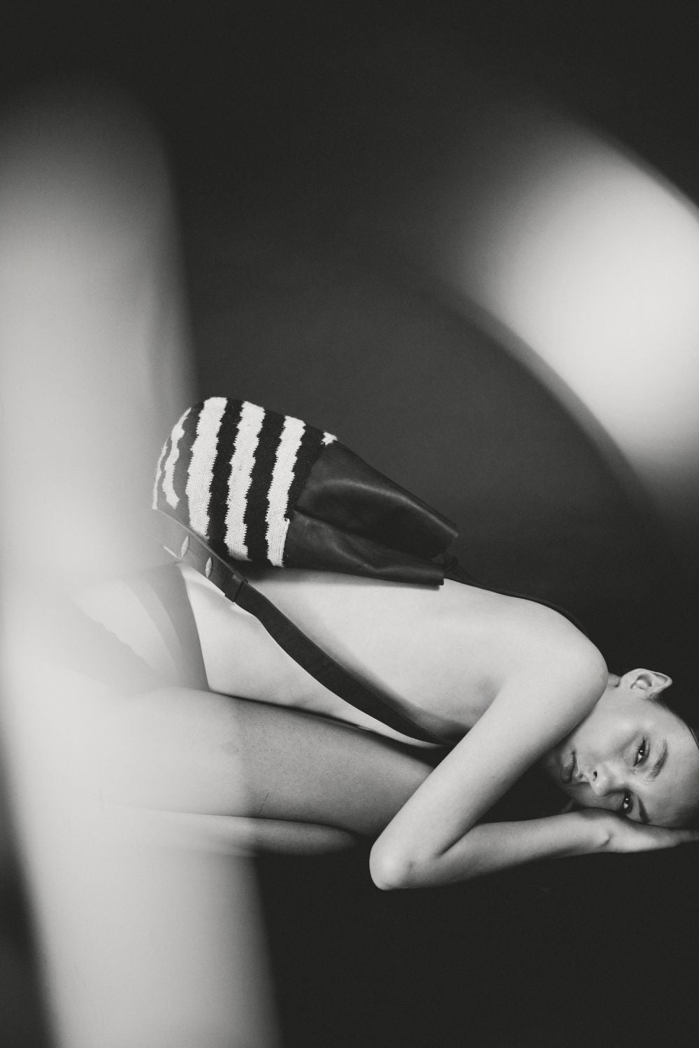 Mochila hecha en cuero natural con diseño contemporáneo colombiano y detalles artesanales.