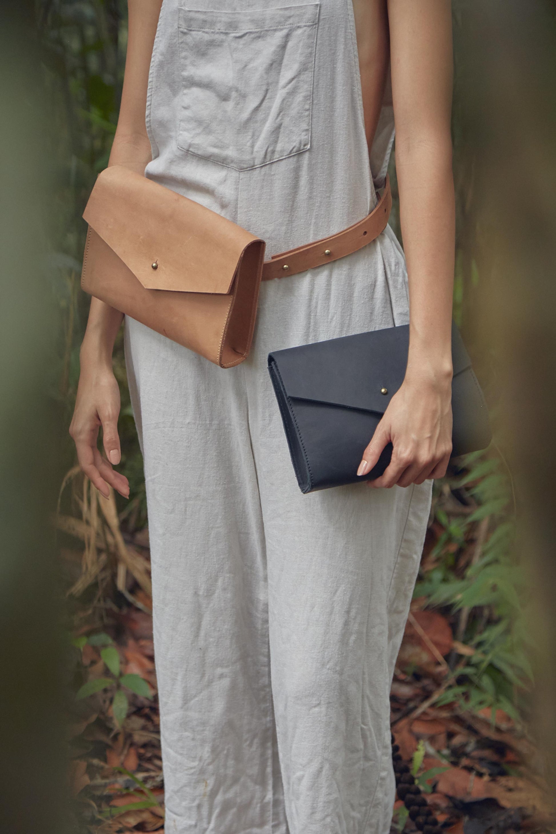 Mujer usando riñonera de cuero convertible en sobre de mano, de la marca Tigre de Salón.