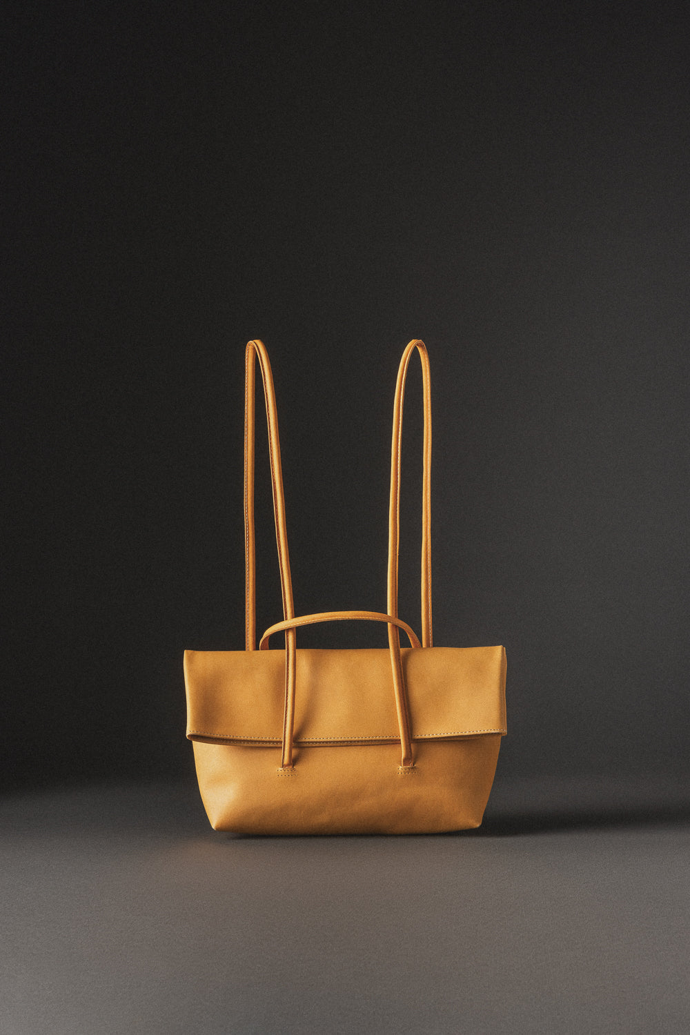 Morral Universal en cuero color mostaza transformable en bolso, pieza artesanal hecha en Colombia