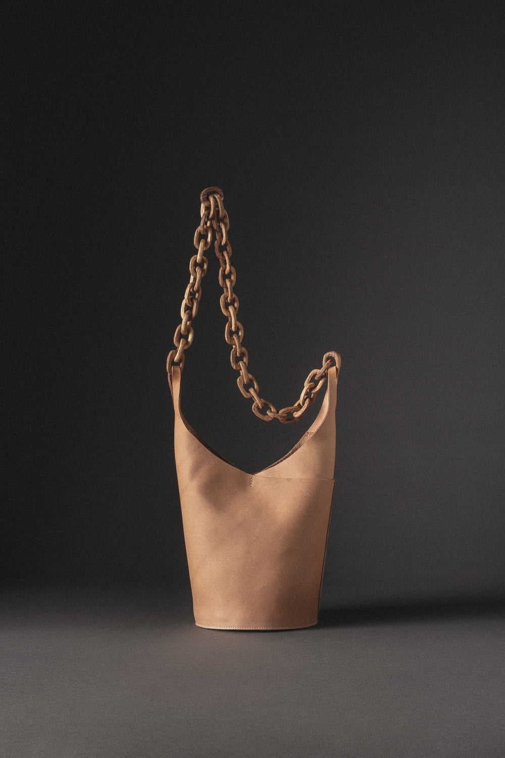 Bolso en cuero y madera, diseño colombiano de la marca Tigre de Salón.