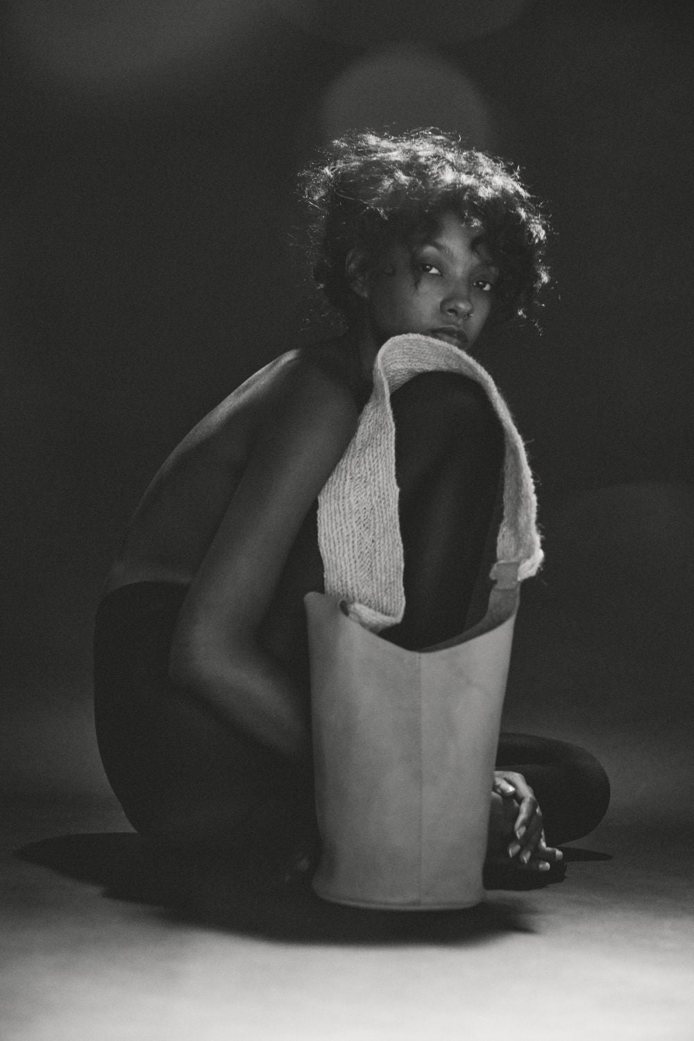 Bolso artesanal con base de cuero y cargadera de lana, hecho a mano en Colombia