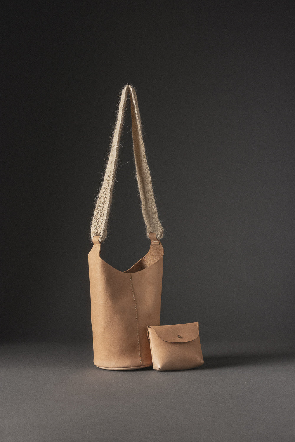 Bolso para mujer hecho en cuero color nude, con diseño artesanal elegante y atemporal, hecho en Colombia