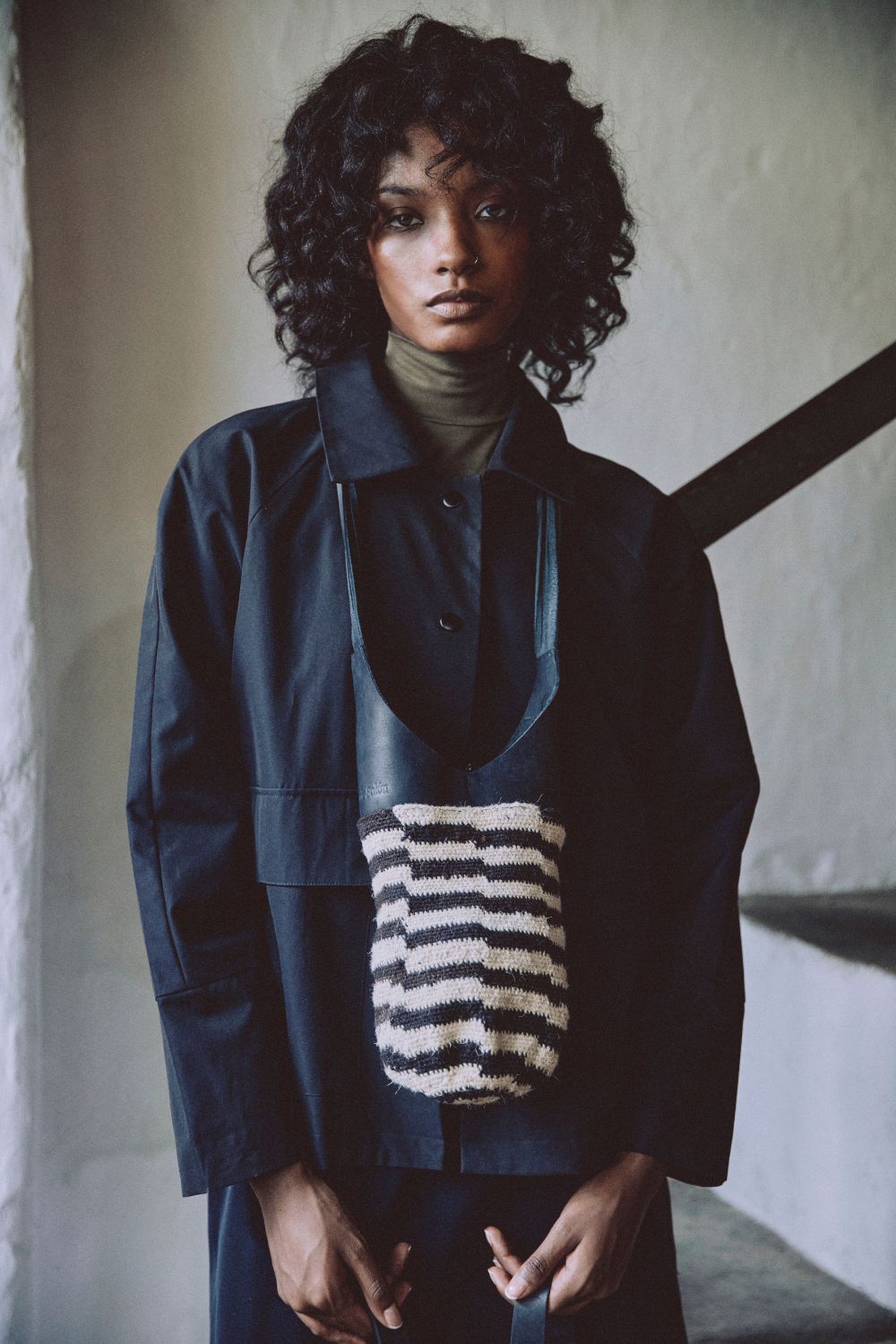 Bolso para mujer con tejido indígena arhuaco, artesanía colombiana hecha a mano por Tigre de Salón