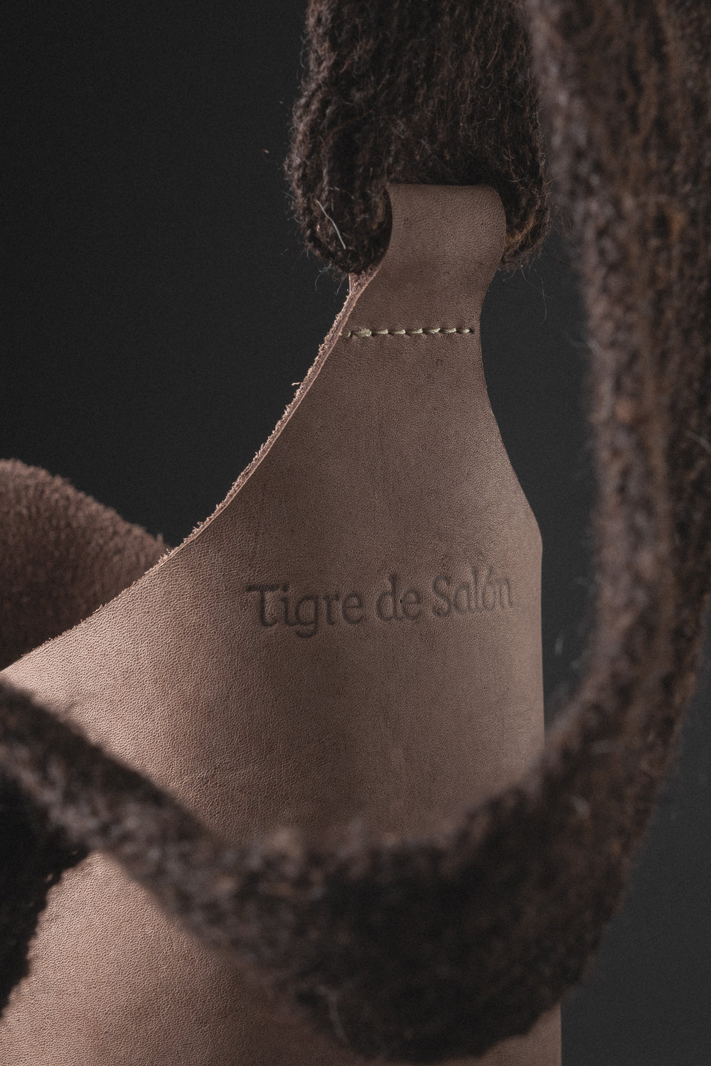 Bolso tipo bucket con cargadera tejida por la comunidad arhuaca, fusión de artesanía indígena y diseño contemporáneo colombiano