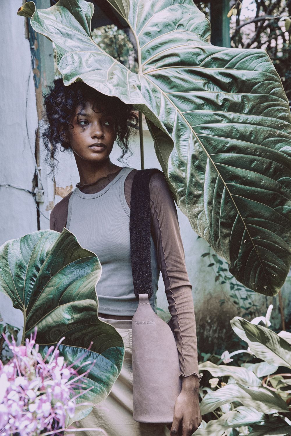 Bolso de cuero estilo bucket, artesanía atemporal colombiana hecha a mano, diseño de la marca Tigre de Salón