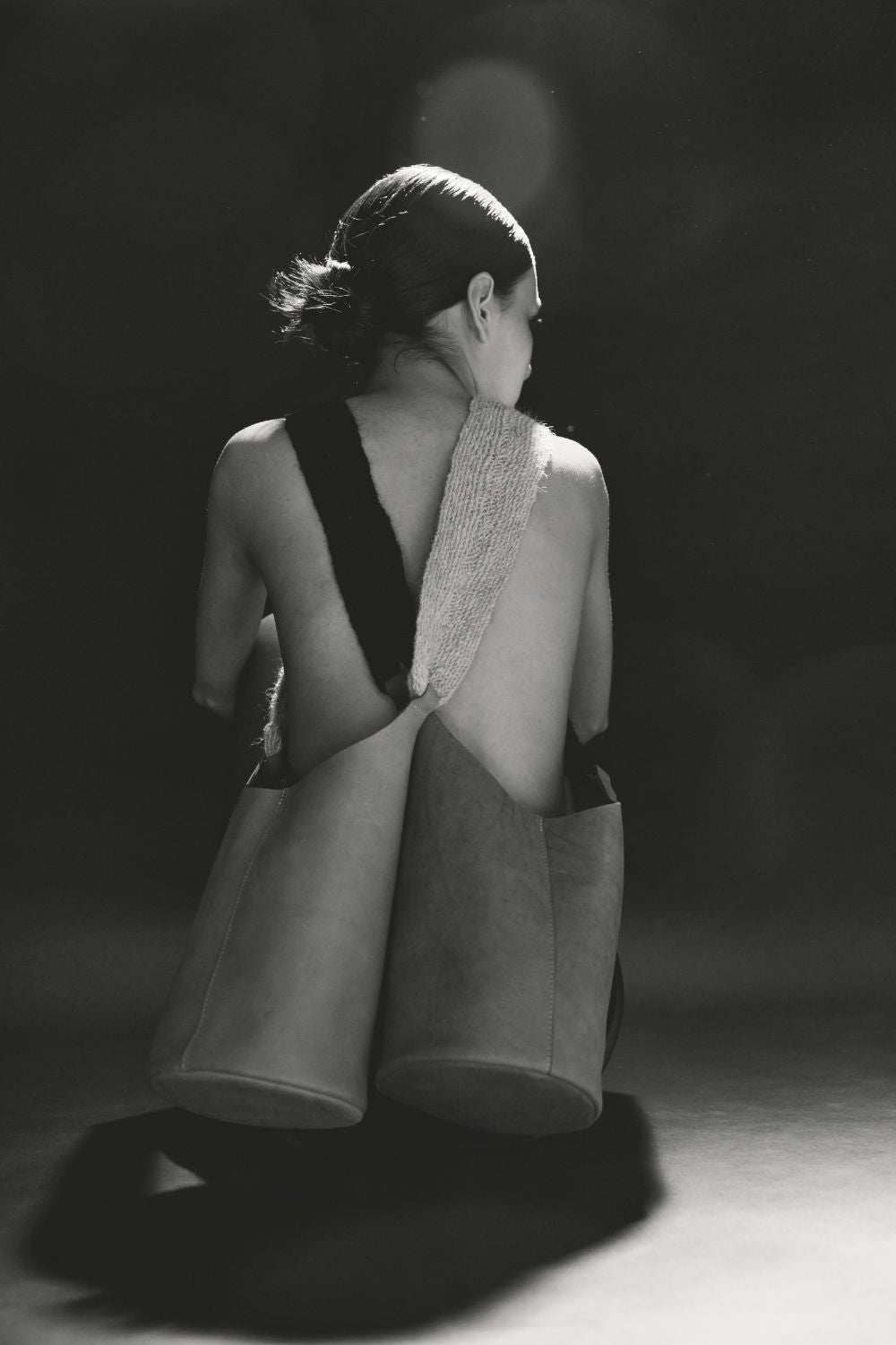 Cartera artesanal de cuero referencia ISI, diseño colombiano versátil para mujer