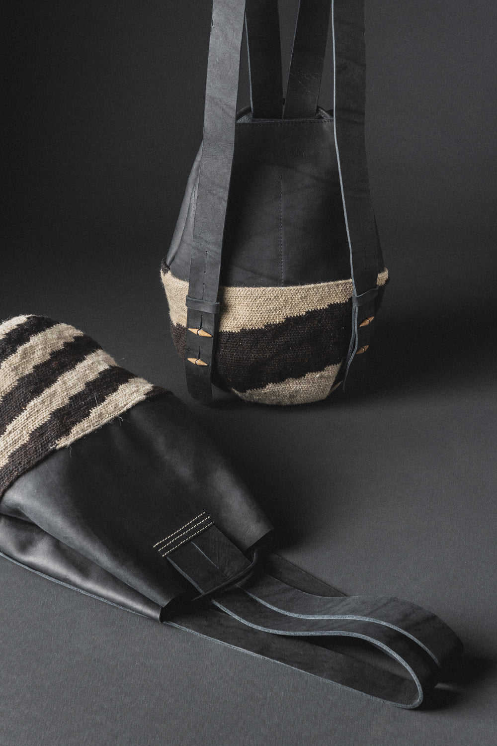 Mochila hecha a mano, artesanía contemporánea hecha en cuero de origen regenerativo  y tejido arhuaco