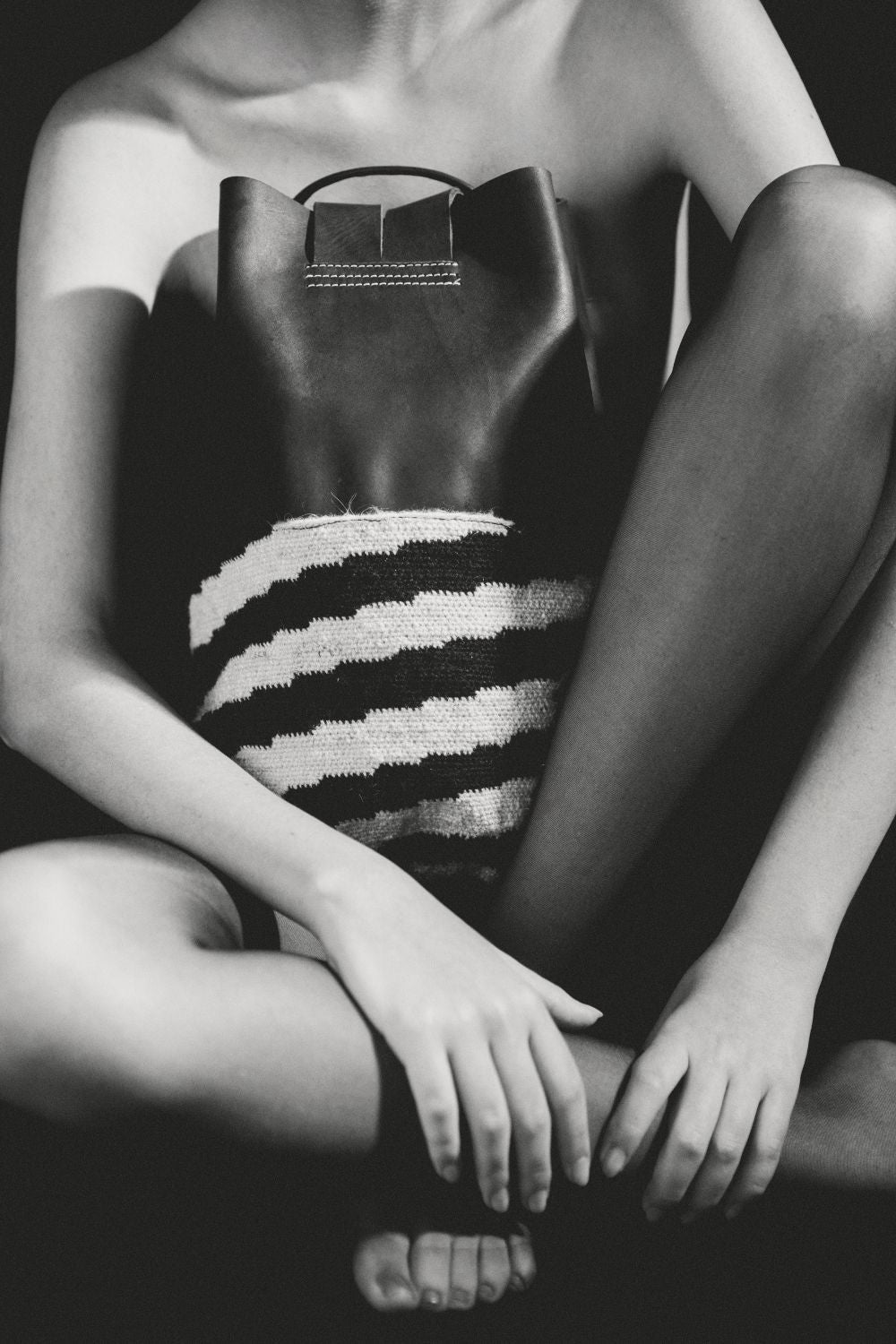 Morral con combinación de tejido arhuaco y cuero de origen regenerativo, hecho a mano.