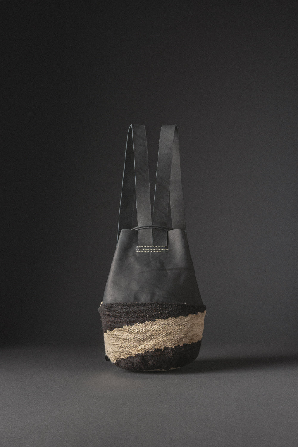 Mochila hecha a mano con tejido arhuaco y cuero, diseño artesanal colombiano de Tigre de Salón