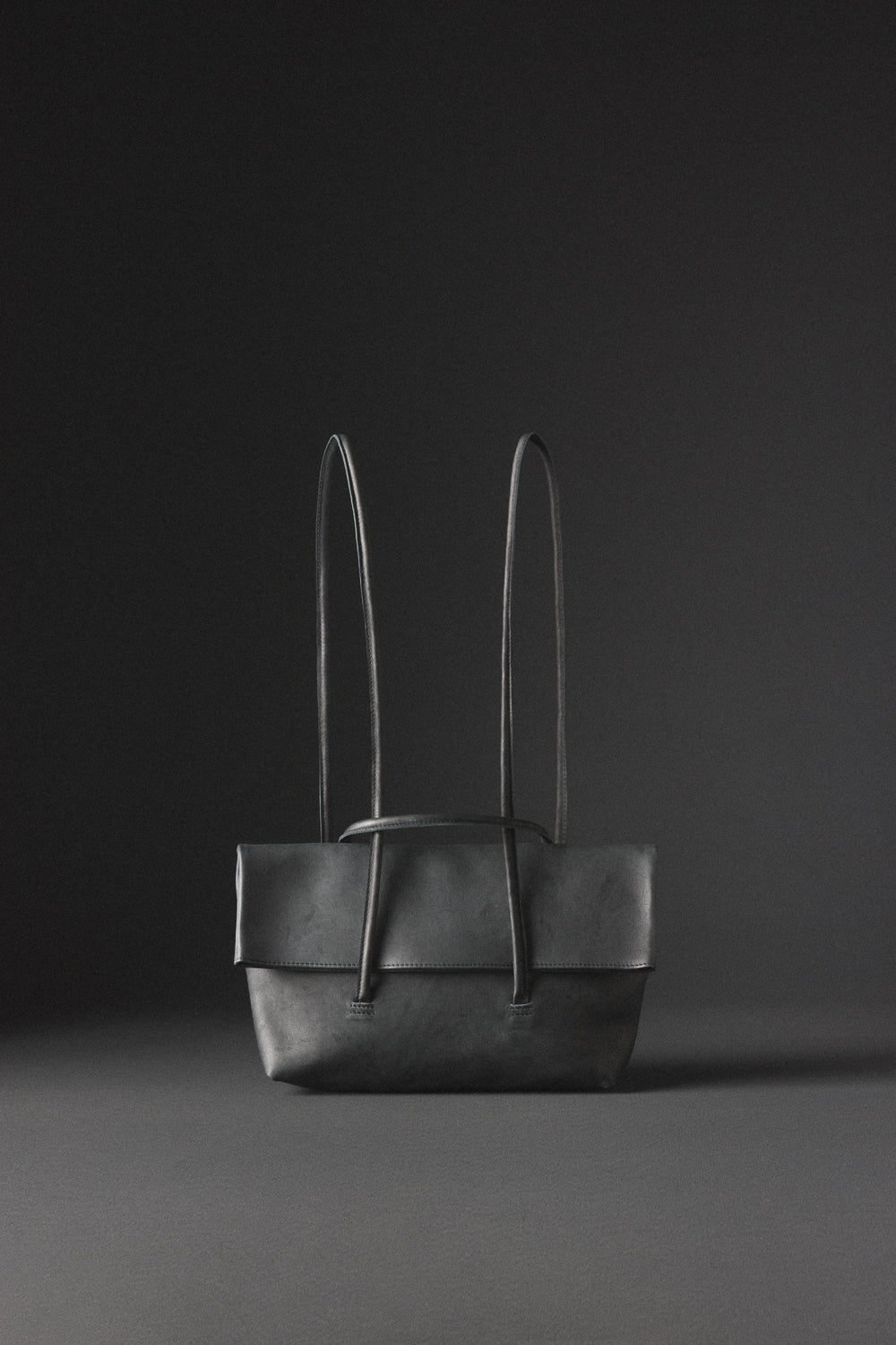 Backpack Universal en cuero negro, diseño seguro y funcional hecho a mano en Colombia