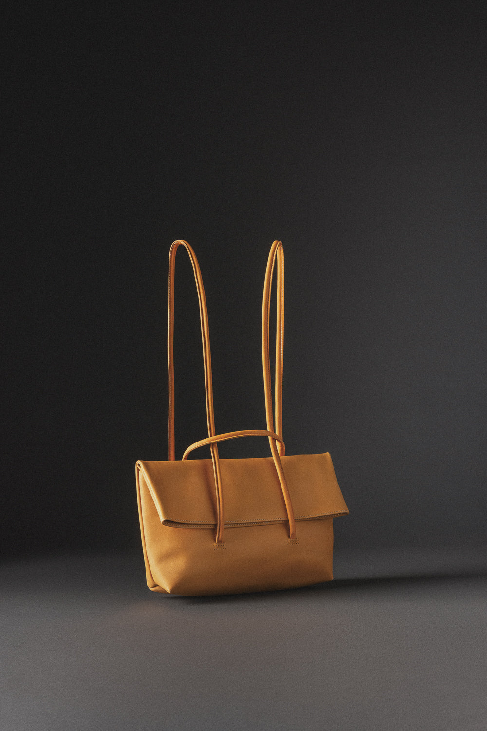 Mochila de cuero artesanal, diseño contemporáneo colombiano de Tigre de Salón