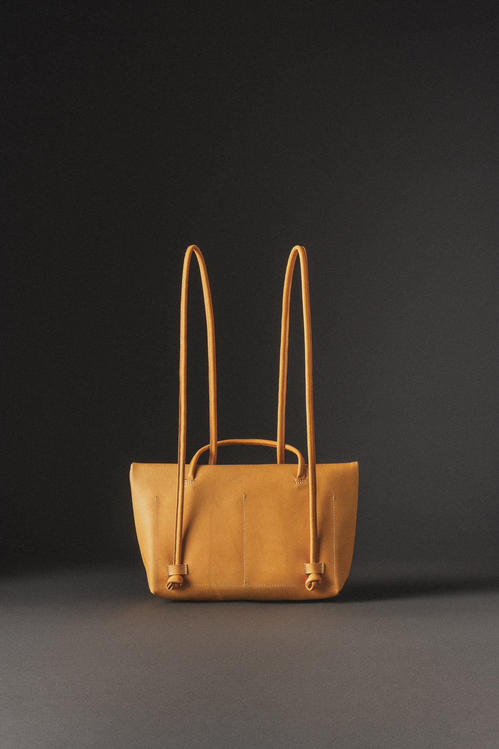 Morral de cuero transformable en bolso, diseño seguro y funcional de Tigre de Salón