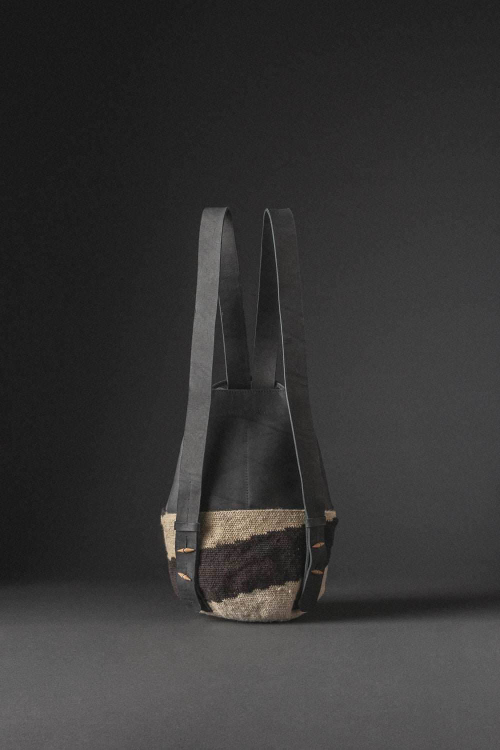 Mochila artesanal con tejido arhuaco hecho a mano en Colombia, diseño de Tigre de Salón.