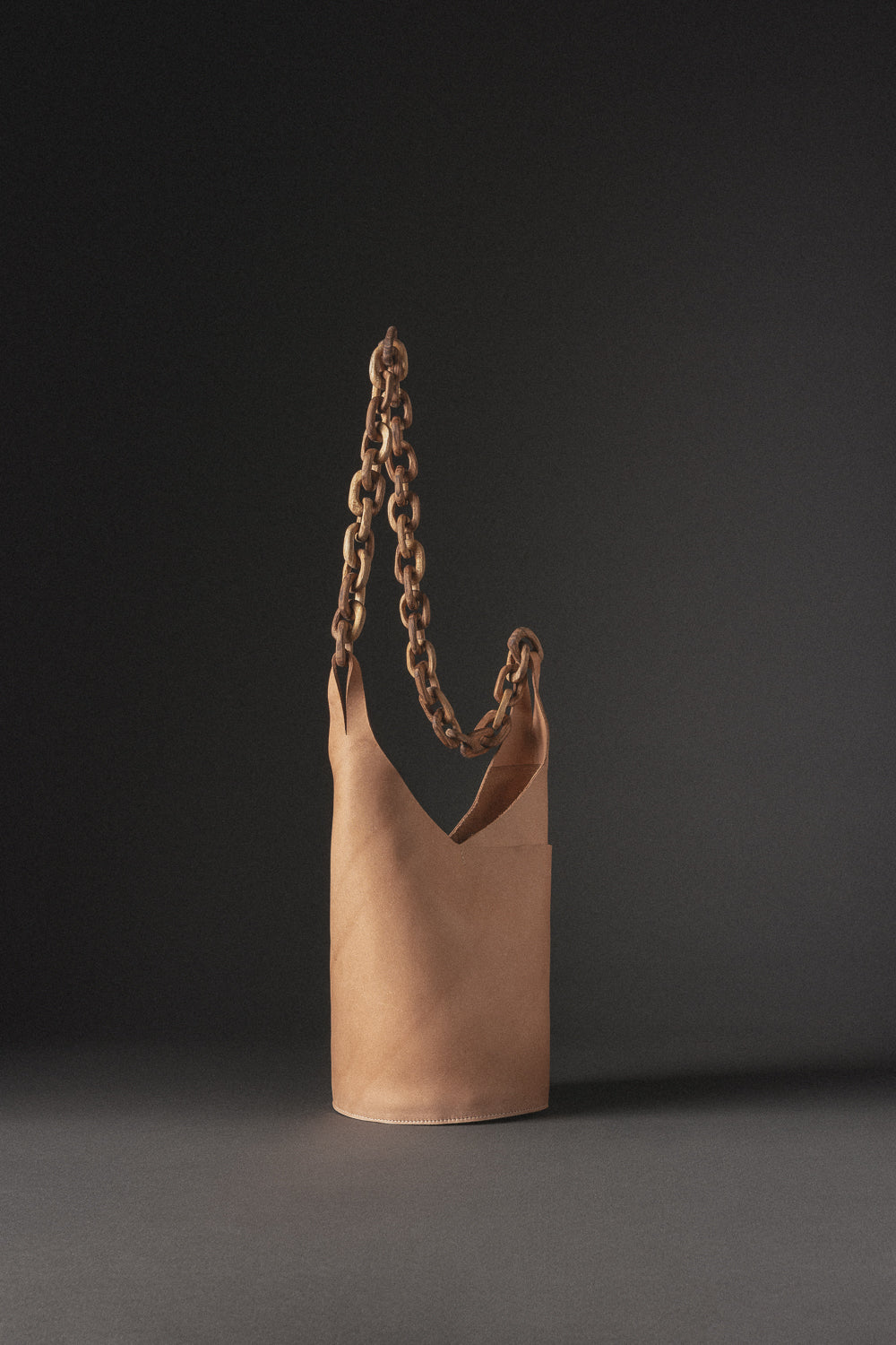 Bolso Pinna en cuero nude con cargadera de eslabones de madera tallados a mano, hecho en Colombia