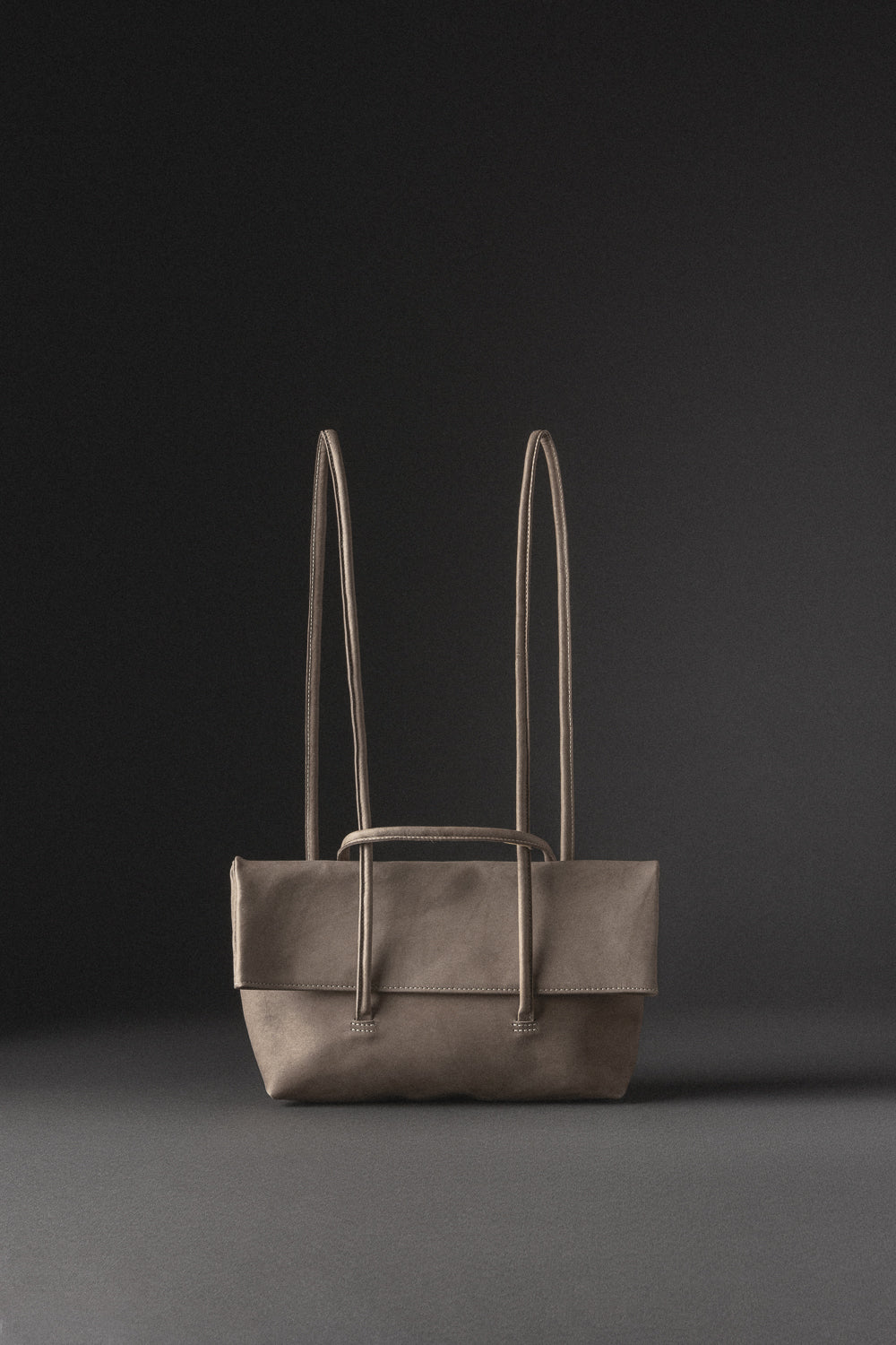 Morral adaptable hecho en cuero regenerativo, diseño atemporal para toda ocasión