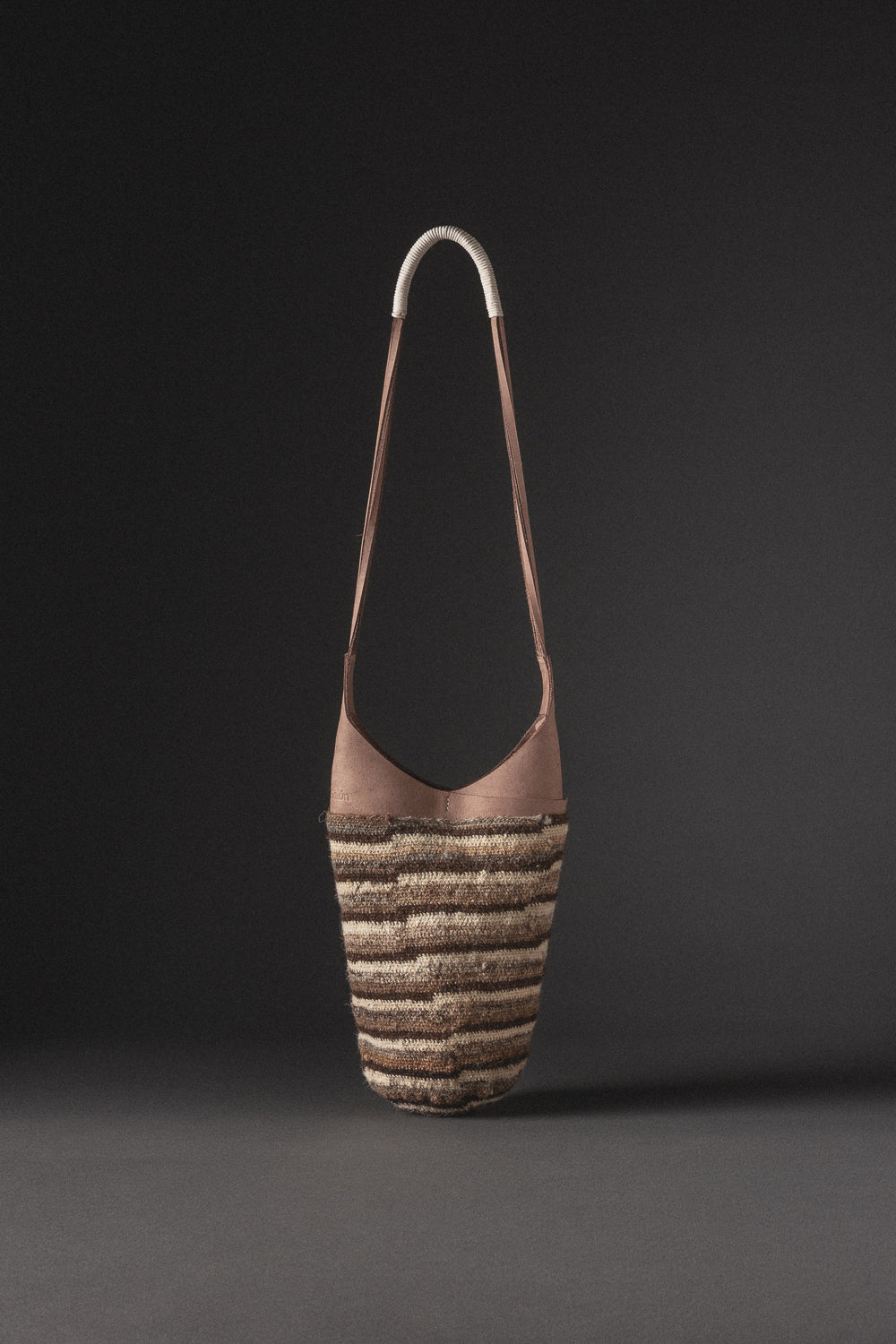 Bolso artesanal ZIZI ZAKU con tejido indígena arhuaco y cuero de origen regenerativo, fusión de tradición y artesanía contemporánea colombiana