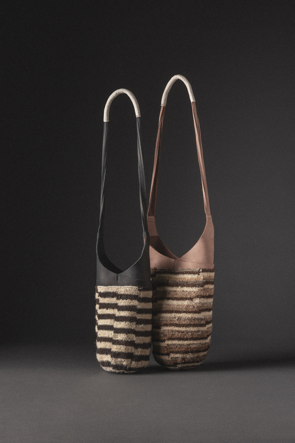 Bolso ZIZI ZAKU negro, artesanía colombiana contemporánea que mezcla tejido arhuaco y cuero de ganadería regenerativa